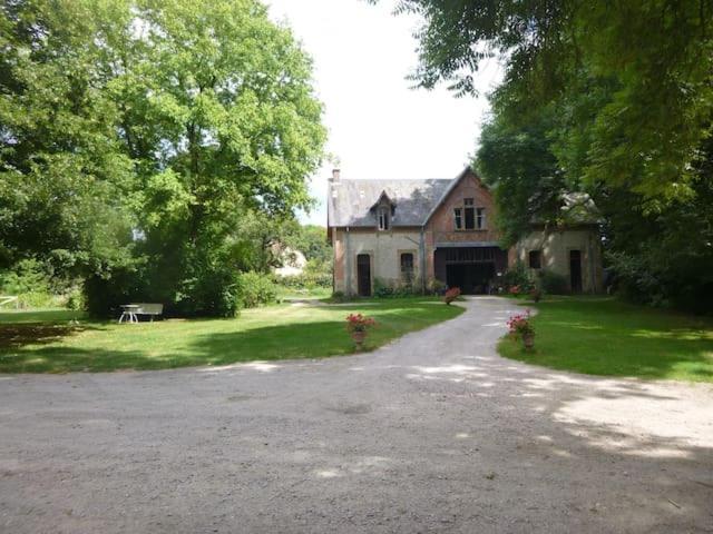 Dans Les Dependances Du Chateau *